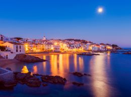Réveillon 2025 à Calella une fête en bord de mer